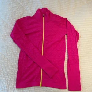Träningströja  - Chockrosa tränibgströja med limegrön dragkedja från Soc! Använd ett fåtal gånger! 