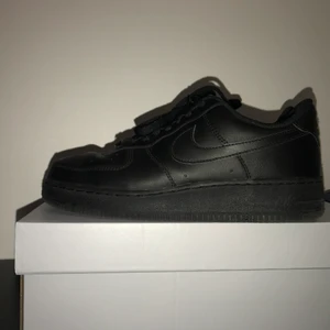 Nike Air force 1 stl 42  - Air forces 1 i nyskick, använda Max en vecka. Original låda kommer med.
