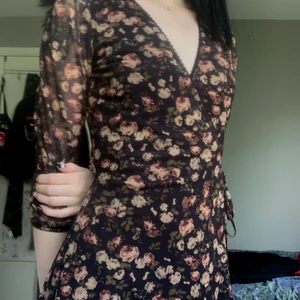 Blommig wrap klänning 🪰 - Fin brun klänning från urban outfitters, knyts vid midjan! Passar xs/s 