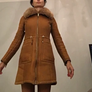 Vinterjacka  - Supervarm vinterjacka. Storlek 36. Jag är 168 cm och jackan når ovanför knäna. Nypris: ca 10000kr ditt pris: 3000kr. Du står för frakt. Köptes för ca 3 år sen. Använt den flitigt. Jag kan skicka fler bilder om så önskas. Helpäls inåt i