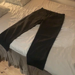 Kostymbyxor strlk: 50 - Riktigt feta kostymbyxor, köpta på second hand(verkar vara från h&m från början). De är gjorda i 75% bomull och mycket fin kvalitet. De är ganska vida och perfekta att skejta i. De är i färgen: Grå. Om ni vill ha fler bilder är det bara att höra av er.