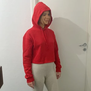 Röd hoodie - Röd hoodie 