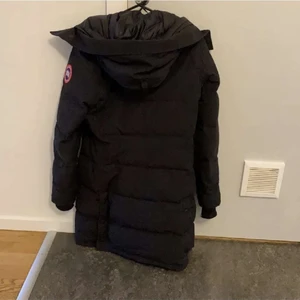 Canada goose (äkta)  - Använd i ca. 2 år så är lite sliten längst ner vid armarna. Päls saknas så kan gå ner i pris. För mer bilder skriv privat.