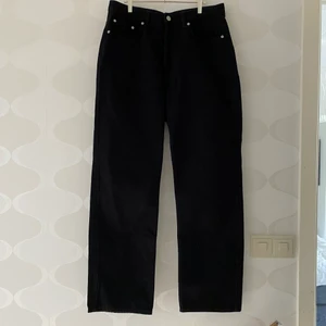Svarta Weekday jeans - strl. W 31 L 30 - Fina svarta weekday jeans i bra skick i modellen Row stay black. Jeansen är raka och nypris är 500kr.✨✨ Köparen står för frakten.