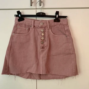 Rosa jeanskjol - Jättefin gammelrosa jeanskjol med knappar!🌼 Frakt tillkommer😊