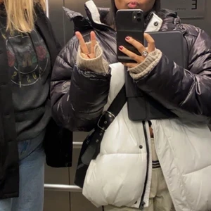 Jacka  - Säljer nu denna svart/vita jacka från nakd. Sälje pga att den ej kommer till användning. Nypris runt 1000kr. 🦋🦋