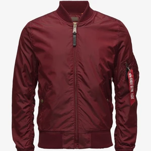  alpha industries jacka dam röd - Tre år gammal men i nyskick då jag knappt använt den . Väldigt bra för både höst och vinter. En lite tjockare bomberjacka. 