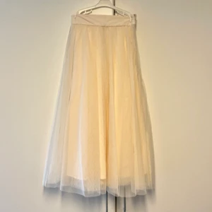 Tyll kjol från H&M storlek 34  - Jättesöt krämvit tyllkjol, tyvärr lite för stor för mig som är ganska liten runt midjan, men kjolen är normal i storleken skulle jag säga. Har därför aldrig använd den, därav säljes den. 