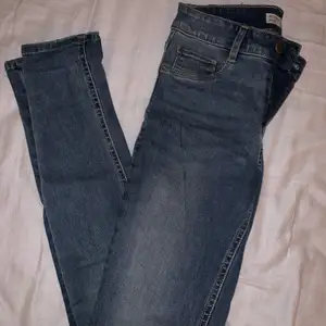 Ett par blåa tights jeans från Cubus i storlek S, modellen Jegging Jane. Är stretchiga. Använda max 3 gånger. Färgen gör sig mest rättvis på sista bilden