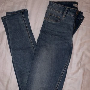 Blå stretchiga jeans stl S - Ett par blåa tights jeans från Cubus i storlek S, modellen Jegging Jane. Är stretchiga. Använda max 3 gånger. Färgen gör sig mest rättvis på sista bilden