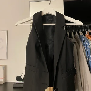 Väst strl 34 - Kostymväst från vero moda i strl 34 , den har ett justeringsband där bak. Den saknar även en knapp som ni ser på sista bilden Annars väldigt bra skick. Kan skicka hur den ser ut på vid intresse. 120kr + 66kr frakt