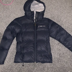 Marinblå sailracing jacka strl S😍😍😍😍 - INTRESSEKOLL på min marinblå sail racing puff jacka🥰Suuper mysig och nästan aldrig använd SUPERSKICK💛Säljer vid bra pris!Buda i kommentarerna😍Nypris:4000kr KÖP DIREKT FÖR 3000, bjussar frakt☺️