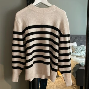 Randig stickad tröja - Randig stickad tröja från hm, populär. Knappt använd och kommer ej till användning.