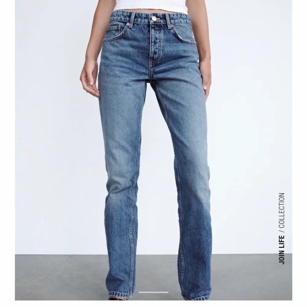 Intressekoll.       Jättefina mid Rise mörkblå jeans (slutsålda) är lite osäker om jag vill sälja men vid bra pris så säljer jag. Säljer för att dom är lite små💗skriv för bättre bilder, just nu ligger budet på 300,kan gärna byta till en större storlek . Jeans & Byxor.