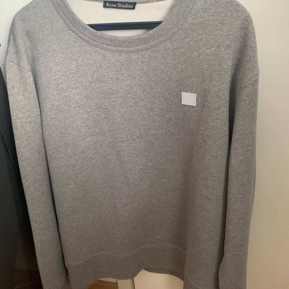 Säljer nu min acne studios sweatshirt som jag har gått med ett par fåtal gånger. Riktigt snygg sweatshirt som passar till allt, sitter riktigt bra och är super skön, men bäst av allt är hållbarheten och kvaliten. Skick 9/10. Köptes för 1500kr. Tröjor & Koftor.