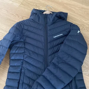Peak performance jacka  - Säljer nu min fina peak performance jacka i svart pågrund av att den inte kommer till användning. Jag köpte den för 2800kr säljer för 900, priset kan diskuteras. Jackan har inga skador eller fläckar. Jackan är i mycket bra Skick. Kontakta mig om ni vill ha fler bilder!