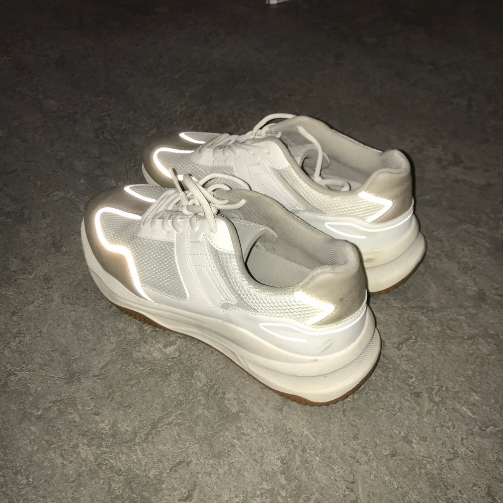 Som nya. Storlek 44. Reflexer, bra komfort och passform. Vita och gråa. Beige sula. Grymt snygg sneaker med trendsäker look, ovandel i vit skinnimitation med snygga detaljer. Sportig vit yttersula med naturfärgad slitsula. Avslappnad stil från Iguassu som är helt rätt i höst. Art. nr: 325040 Varumärke: Iguassu Namn: Sneakers Färger: Vit Yttermaterial: Skinnimitation Foder/Innermaterial: Textil Sula: Syntet Innersula: Textil Tåprofil: Rund Klackhöjd: 5.5 cm nypris 299kr. Skor.
