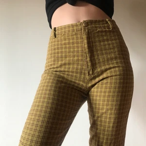 Rutiga byxor - Säljer dessa knappt använda byxor med supersnyggt rutmönster! Av märket Wild Honey. Säljer pga de är lite för korta på mig som är 168 cm, skulle passa någon kortare eller någon som vill ha en croppad fit.                                               Storlek S men passar som XS, sitter perfekt på mig som har 65 cm i midjemått! Bara att kontakta mig om du har några ytterligare frågor ☺️❤️