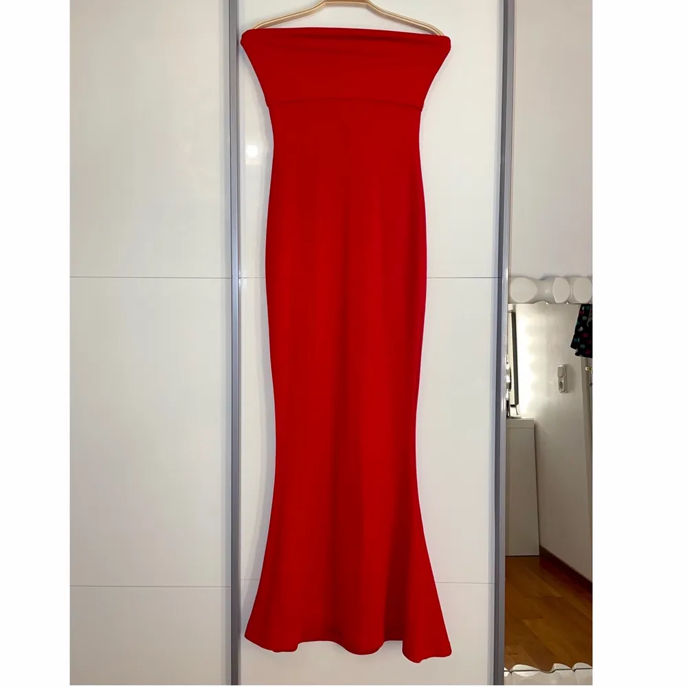 Superfin röd, lång figursydd klänning från Prettylittlething i storlek 32. Passar dig som är runt 150 cm, även med klackar. Pris 150kr+frakt.. Klänningar.