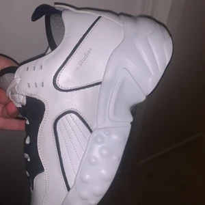 Acne studios - Har jätte fina acne studios i storlek 36 dem är helt oanvända köptes för 4200 nypris kan mötas upp i Botkyrka eller så kan jag även frakta skorna. Vid snabbköp kan priset även sänkas vid utkörning tillkommer det extra kostnader då beror det på vart man bor