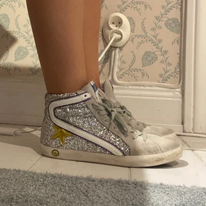 Golden goose sneakers  - Sneakers från märket golden goose. Kvitto finns❤️ Säljer pga att jag köpte fel storlek. Använda fåtal gånger.