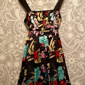 Kort klänning strl 34 (8 ok) - Somrig klänning med fina detalje, snörning i midjan. 