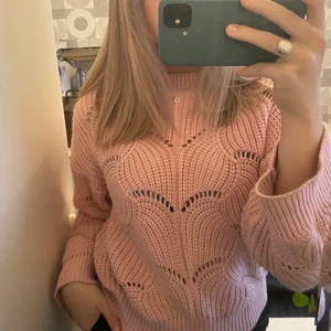 Stickad tröja - Rosa stickad tröja med lite mönster. Från Gina, köpt 2019 men i fint skick! 💘