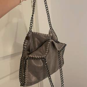 Säljer denna svin coola Stella MCartney liknande väskan med silver-glittriga detaljer!❤️