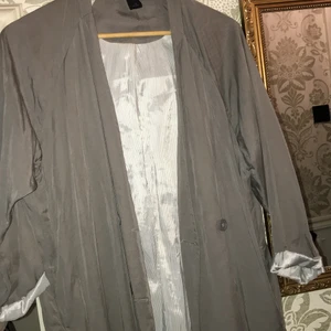 Oversized kavaj  - Oversized grå kavaj från monki som är supersnygg och knappt använd då den inte riktigt är min stil. Passar en strl xs eller s. Går ner till knäna på mig som är 158cm. I mycket fint skick ✨ köparen står för frakt 