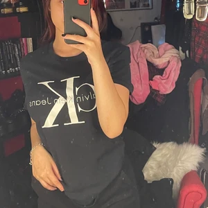 Ck t-shirt - Säljer då jag inte använder den längre, den sitter fint då den är figur formad