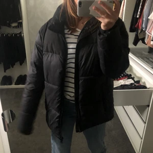 Svart puffer jacka  - En svart puffer jacka från jack & jones. Köpt förra året och andvänd kanske 10 ggr. Väldigt tjock och varm nu inför vintern. Säljer åt min bror, den är ganska så stor och jag är i vanligt vis storlek xs/s. 