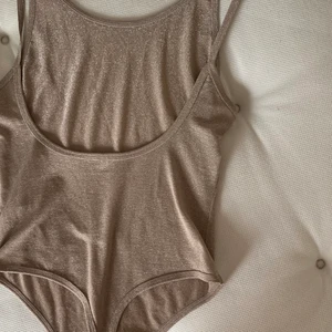 Body -  Snygg glittrig body , väldigt genomskinlig med djup sexig rygg. Storlek XS/S. Passar dock mig som har medium i det mesta.