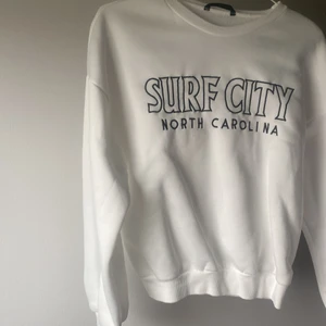 Collagetröja från shein  - Säljer denna nya tröjan från shein 💕nyskick och oanvänd,jätte fin men kommer inte till användning 💕strl s