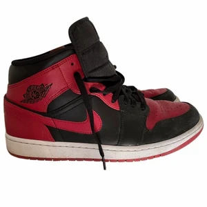 Air Jordan 1 Mid Banned - Fina röda svarta jordans. Knappt använt, jättebra skick!