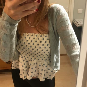 Prickig topp - Prickig top utan axelband från zara. Så fin och slutsåld, endast använd några gånger💕💕