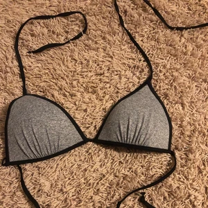 Bikini överdel  - En fin bikinitopp med justerbara Knut band. Var populära förut. Säljer då den inte passade. Använd fåtal gånger. 