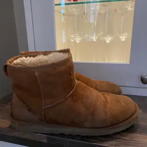 Super fina och sköna uggs dock i användt skick 🤎😊