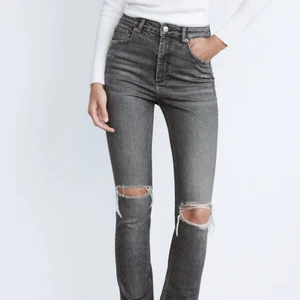 Zara jeans storlek 26 - Säljer ett par helt oanvända Zara Jeans i storlek 36, då storleken inte passade mig. relativt långa i längden och en superfin slits längst ner