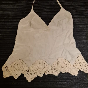 Linne i Boho stil XS - Säljer igen pga oseriös köpare.. Ett jättefint linne i boho stil som inte passar mig längre tyvärr..Köpt på secondhand Passar mer XS/XXS.. Såå fint på.. bud från 50 kr 