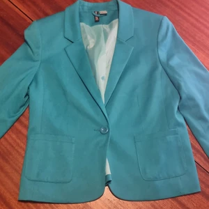 00 kavaj - Äldre kavaj men knappt använd! Storlek 40 men mer som 36/38. Liten I storlek! 29 kr.Samfraktar vid köp av flera varor för 66 kr📦💕