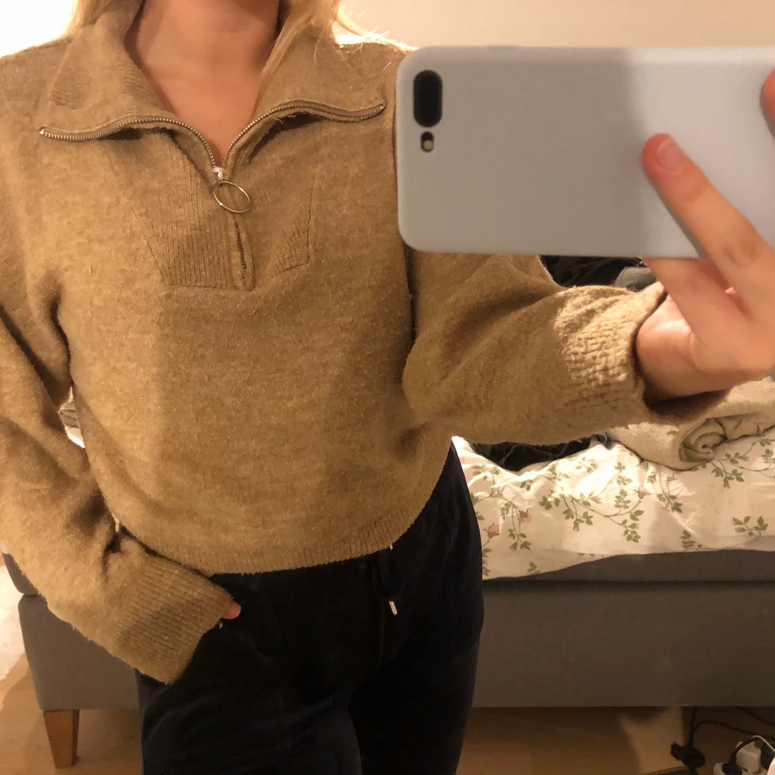 STICKAD TRÖJA MED DRAGKEDJA 