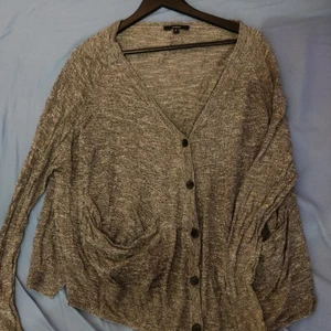 Pösig cardigan - Grå cardigan som sitter pösigt. Väldigt fint skick trotts att den har använts ofta