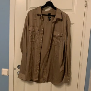 Läcker beige skjorta i storlek XL - Snygg beige skjorta i storlek XL