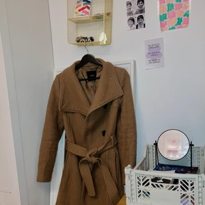 Kappa - Kappa från Mango i ullblandning, storlek M. Cirka 100 cm i längd. Sjukt snygg och varm till vintern, men kommer inte längre till användning. Nypris 1499kr. För mer information eller frågor, kontakta mig. Köparen står för frakten 💛