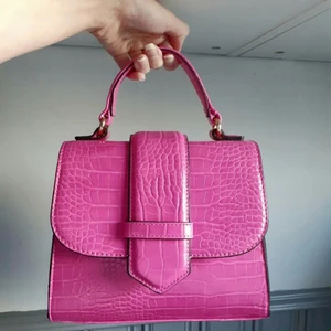 Rosa Väska  - En riktig Barbie-Dream😍Rosa väska från JFR som inte längre finns kvar på hemsidan❣I fint skick då den endast är använd 1gång. Kan bäras antingen som en handväska eller crossbody med det längre väskbandet som medföljer💖Frakt tillkommer med 70:-
