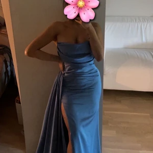 Klänning storlek 38-40  - Hej säljer denna fina klänning som är endast använd en kväll. Den är i perfek skick, som en helt ny klänning! 