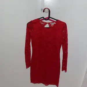 En fin röd klänning bra nu till jul säljer för att den inte passar mig längre    Hämta i Eslöv 
