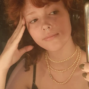 långt rosa pärlhalsband  - långt rosa pärlhalsband med en infinity stängning! skit fint men kommer inte till användning för mig. en av pärlor har lossnat men de märks inte!