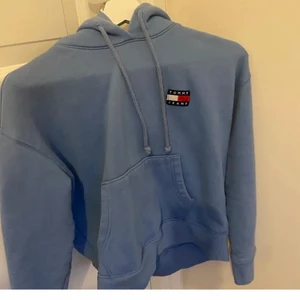 Blå Hoodie från Tommy Hilfiger  - Säljer en blå hoodie från Tommy Hilfiger som tyvärr är lite för liten på mig! Supersnygg och passar till allt 🥰