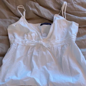 Brandy Melville topp SLUTSÅLDTOPP - Säljer min super fina topp från brandy!💞 hör av dig för frågor! Jag har storlek XS-S och den sitter bra!💓